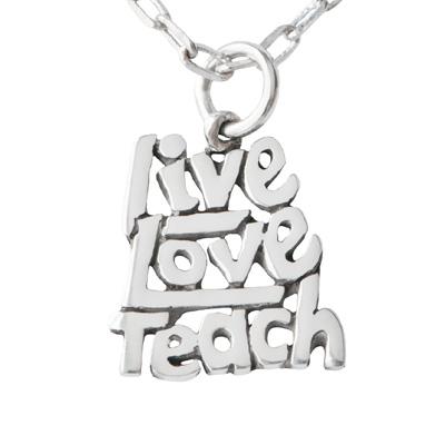 Un collar con la inscripción "Amor por aprender"