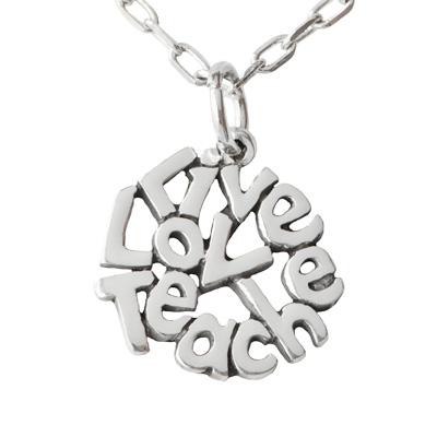 Un collar con la inscripción "Amor por aprender"