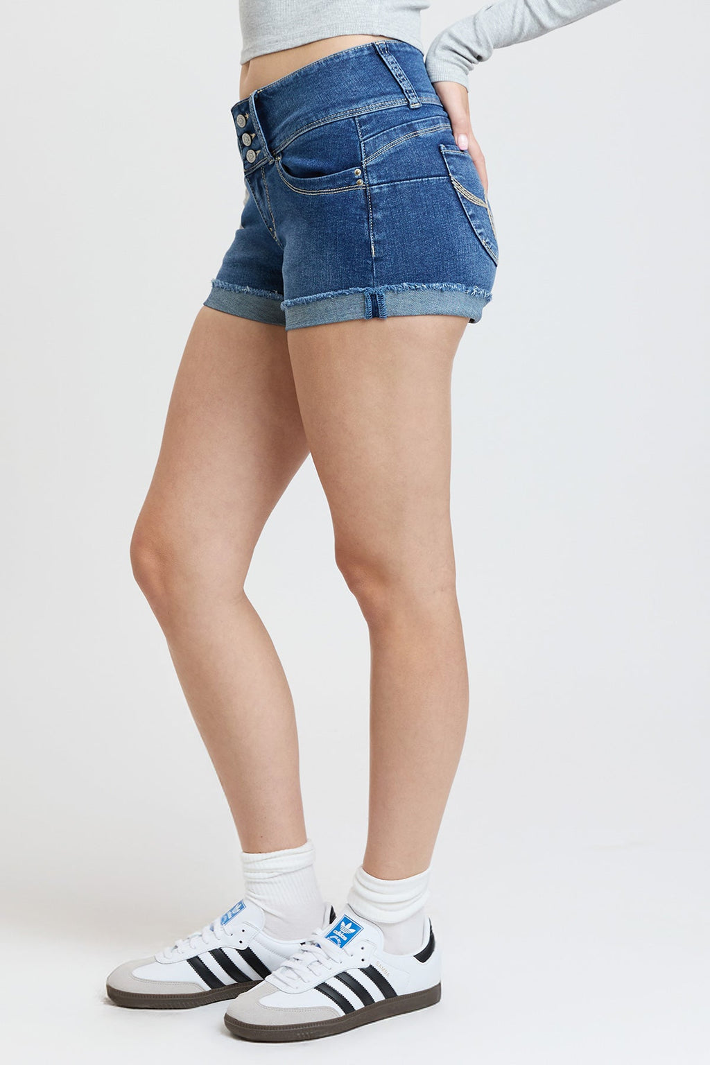 Pantalones cortos de mezclilla con puños de 3 botones WannaBettaButt para mujer