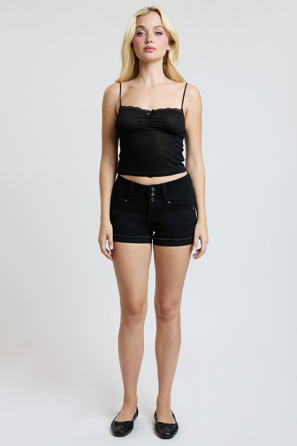 Pantalones cortos de mezclilla con puños de 3 botones WannaBettaButt para mujer