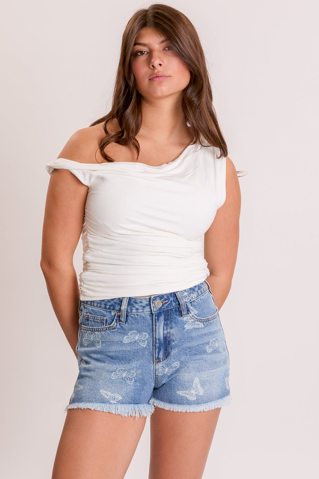 Pantalones cortos para mujer con estampado de mariposas y bajo deshilachado