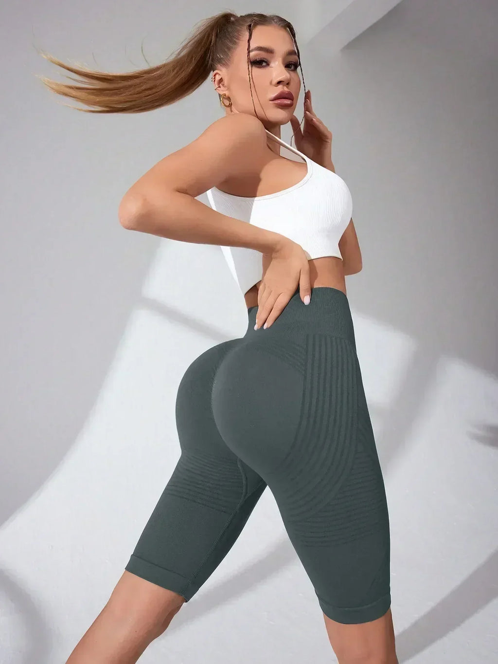 Pantalones cortos de yoga sin costuras para mujer, de cintura alta, a rayas, ajustados, pantalones cortos sexy para levantar glúteos, para gimnasio, de entrenamiento, de alta elasticidad, tipo capri