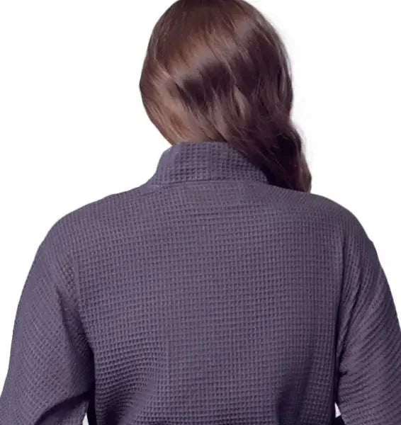 Bata gofrada hasta la rodilla para mujer