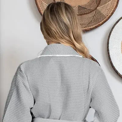 Bata gofrada hasta la rodilla para mujer
