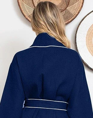 Bata gofrada hasta la rodilla para mujer