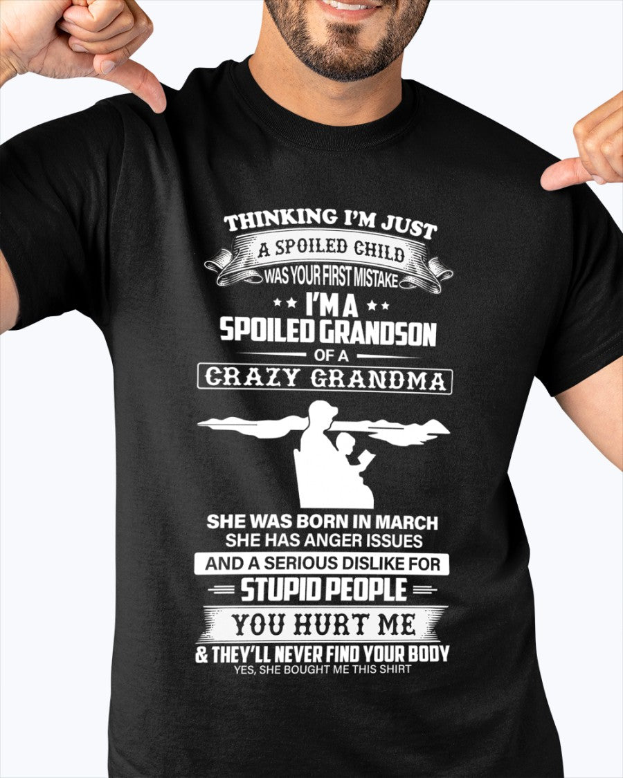 Camiseta "Spoiled by Grandma" Edición Marzo – De la Abuela al Nieto NGHL03 (SKU-GMS2-03)