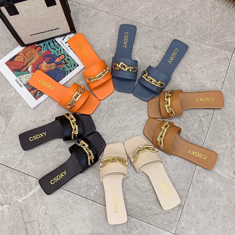 Sandalias de mujer diseño de cadena dorada puntera cerrada sin cordones zapatos mules tacón plano cabeza cuadrada chanclas casuales pantuflas de verano sandalias planas puntera abierta cadena de metal de cuero PU chanclas